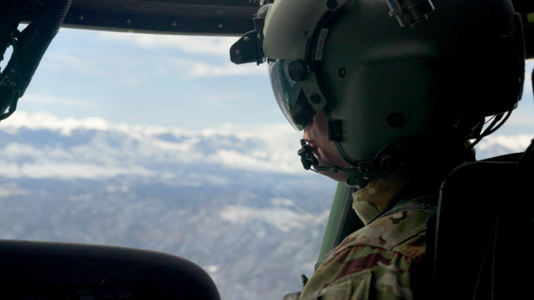 La Guardia Nacional Aérea de Colorado realiza entrenamiento de vuelo nocturno