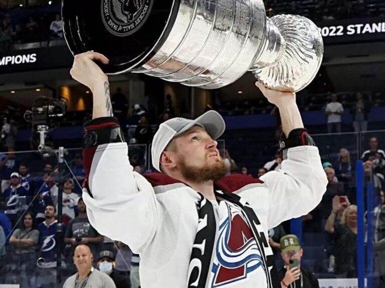 El delantero de los Avs Valeri Nichuskin ingresa al Programa de Asistencia al Jugador de la NHL/NHLPA