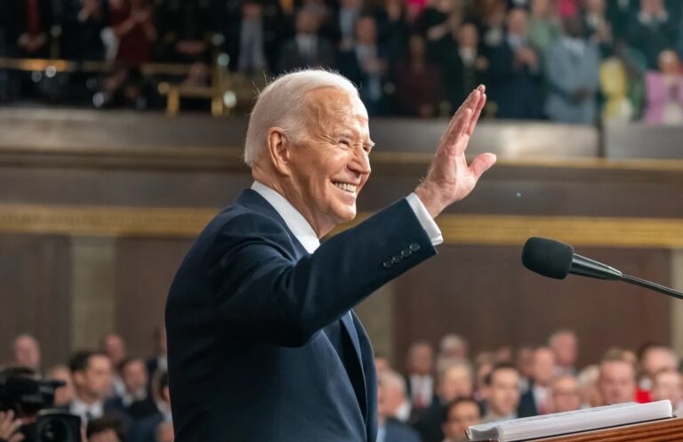 El Presidente Biden Conecta un jonrón