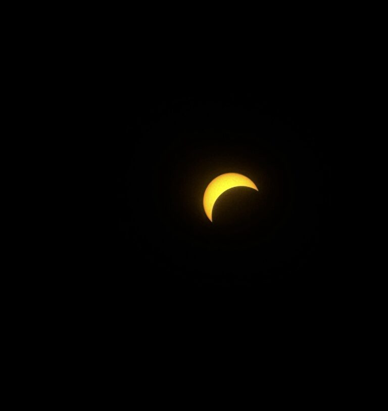 Denver asombrado por el histórico eclipse parcial