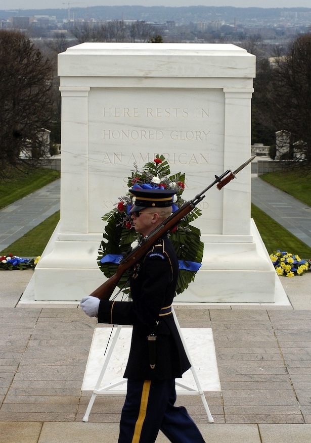 El día de los Caídos: Conmemorando a los caídos frente a la Tumba del soldado desconocido