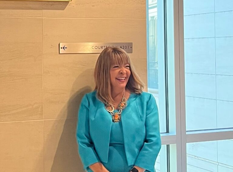 El retrato de la Honorable Christine Arguello consolida su trayectoria judicial