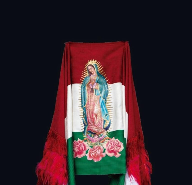 Rosas y Revelaciones: Un Homenaje Textil a la Virgen de Guadalupe
