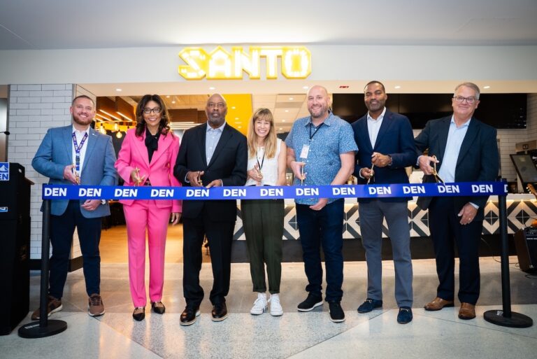 El Aeropuerto Internacional de Denver (DEN) celebró la inauguración de Santo en la Sala C