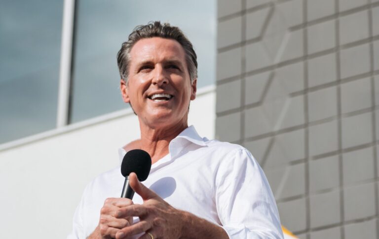 El gobernador Gavin Newsome, aspirante a la presidencia, se enfrenta a Trump a diario