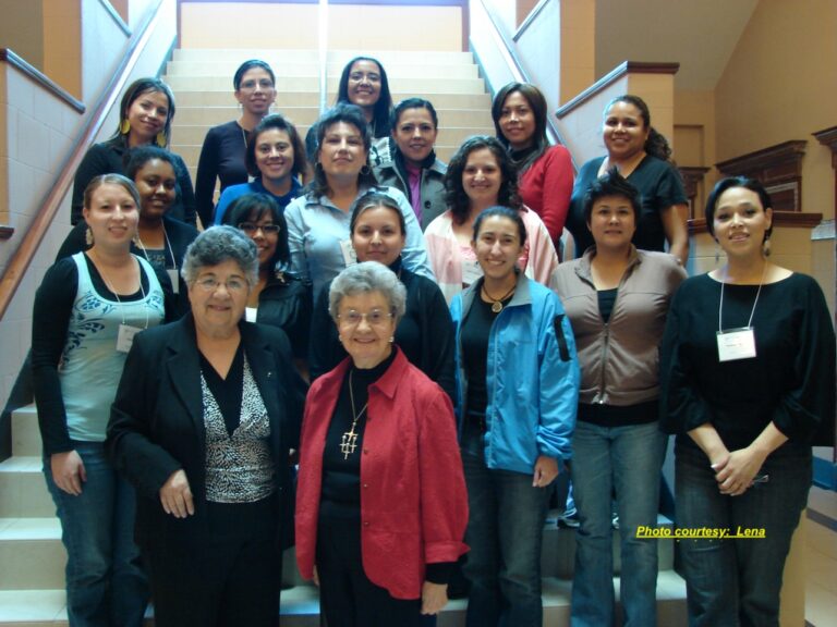 La educadora Lena Archuleta tiene una biblioteca que lleva su nombre