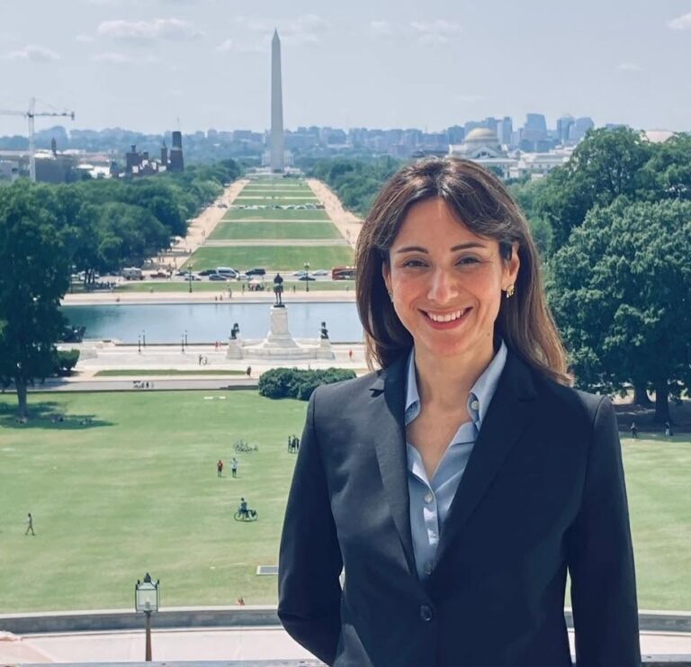 Gina Hinojosa, favorita para derrotar a Abbott